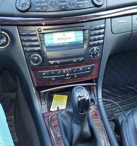 Черный Мерседес Е-Класс, объемом двигателя 2.2 л и пробегом 443 тыс. км за 2900 $, фото 3 на Automoto.ua