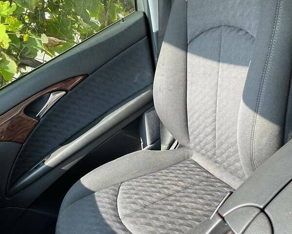 Черный Мерседес Е-Класс, объемом двигателя 1.8 л и пробегом 360 тыс. км за 6450 $, фото 3 на Automoto.ua