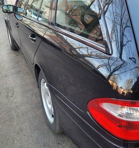 Черный Мерседес Е-Класс, объемом двигателя 2.2 л и пробегом 443 тыс. км за 2900 $, фото 2 на Automoto.ua