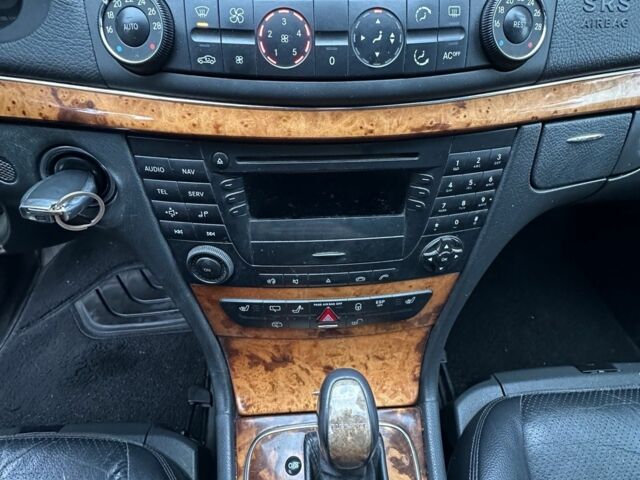 Черный Мерседес Е-Класс, объемом двигателя 3.2 л и пробегом 280 тыс. км за 360 $, фото 8 на Automoto.ua