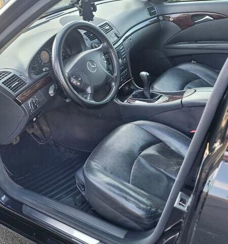 Черный Мерседес Е-Класс, объемом двигателя 2.2 л и пробегом 443 тыс. км за 2900 $, фото 6 на Automoto.ua