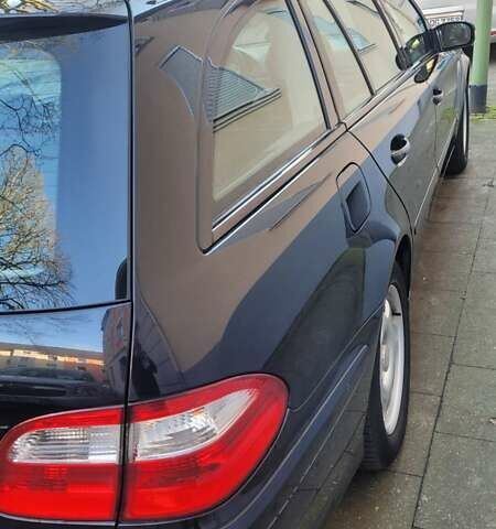 Черный Мерседес Е-Класс, объемом двигателя 2.2 л и пробегом 443 тыс. км за 2900 $, фото 1 на Automoto.ua