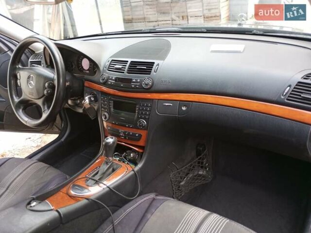 Черный Мерседес Е-Класс, объемом двигателя 2.2 л и пробегом 470 тыс. км за 7200 $, фото 1 на Automoto.ua