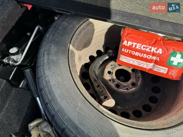 Черный Мерседес Е-Класс, объемом двигателя 2.2 л и пробегом 283 тыс. км за 8400 $, фото 45 на Automoto.ua