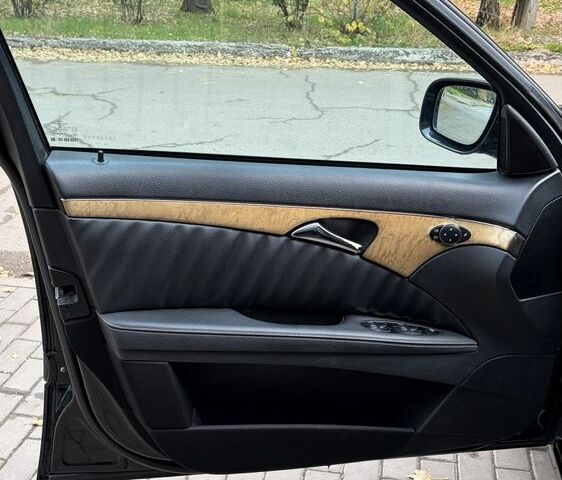 Черный Мерседес Е-Класс, объемом двигателя 3 л и пробегом 300 тыс. км за 4900 $, фото 12 на Automoto.ua