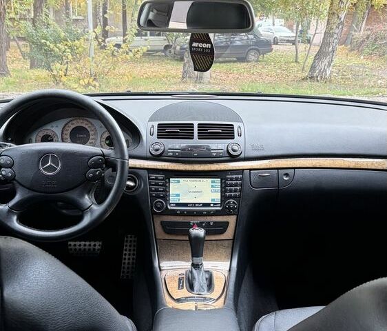 Черный Мерседес Е-Класс, объемом двигателя 3 л и пробегом 300 тыс. км за 4900 $, фото 17 на Automoto.ua