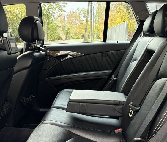 Черный Мерседес Е-Класс, объемом двигателя 3 л и пробегом 300 тыс. км за 4900 $, фото 19 на Automoto.ua