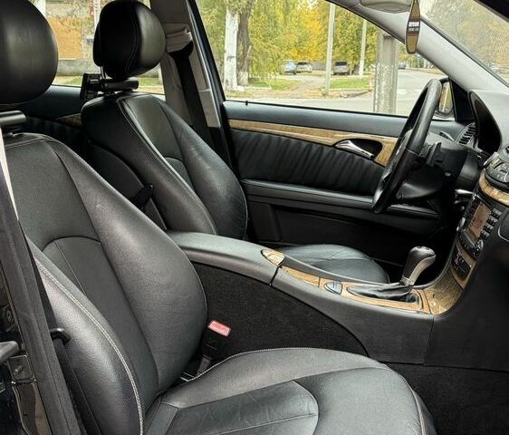 Черный Мерседес Е-Класс, объемом двигателя 3 л и пробегом 300 тыс. км за 4900 $, фото 23 на Automoto.ua