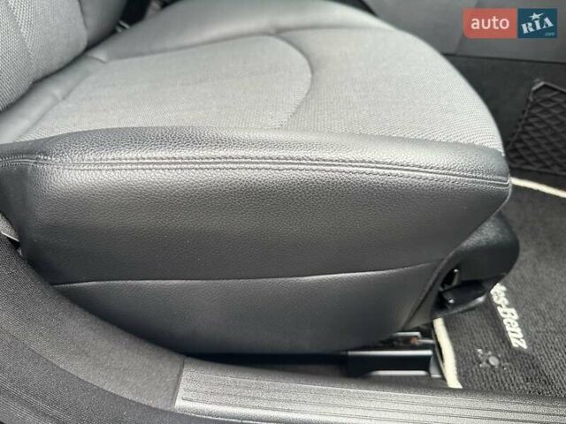 Черный Мерседес Е-Класс, объемом двигателя 2.15 л и пробегом 258 тыс. км за 11999 $, фото 56 на Automoto.ua