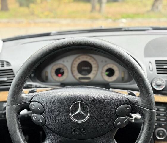 Черный Мерседес Е-Класс, объемом двигателя 3 л и пробегом 300 тыс. км за 4900 $, фото 16 на Automoto.ua