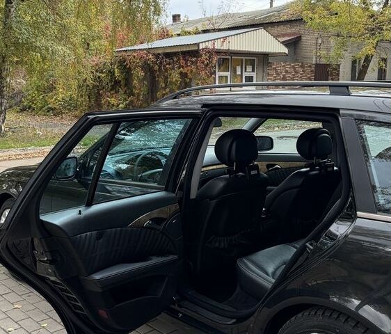 Черный Мерседес Е-Класс, объемом двигателя 3 л и пробегом 300 тыс. км за 4900 $, фото 18 на Automoto.ua