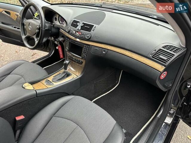 Черный Мерседес Е-Класс, объемом двигателя 2.2 л и пробегом 258 тыс. км за 11500 $, фото 57 на Automoto.ua