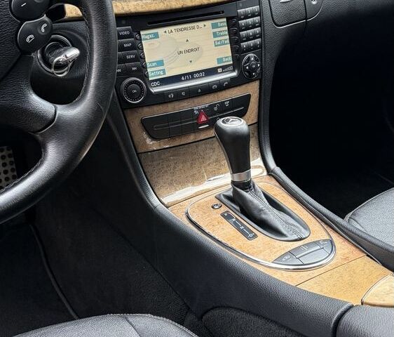 Черный Мерседес Е-Класс, объемом двигателя 3 л и пробегом 300 тыс. км за 4900 $, фото 15 на Automoto.ua