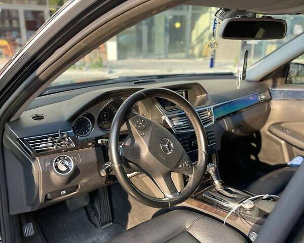 Черный Мерседес Е-Класс, объемом двигателя 2.14 л и пробегом 304 тыс. км за 11000 $, фото 1 на Automoto.ua