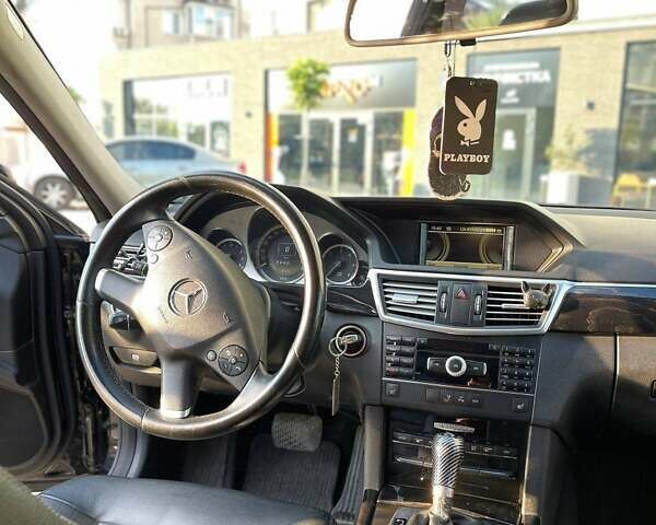 Черный Мерседес Е-Класс, объемом двигателя 2.14 л и пробегом 304 тыс. км за 11000 $, фото 3 на Automoto.ua