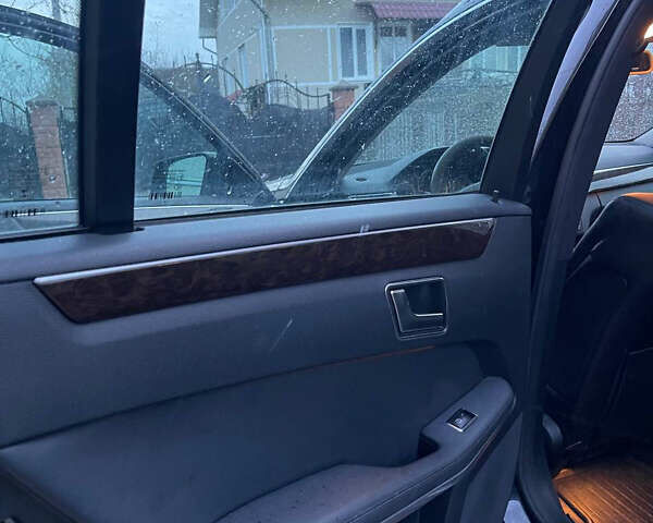 Черный Мерседес Е-Класс, объемом двигателя 2.2 л и пробегом 420 тыс. км за 10500 $, фото 7 на Automoto.ua