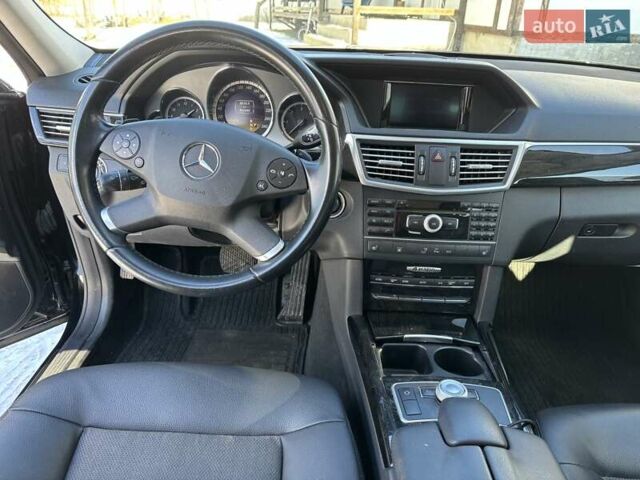 Черный Мерседес Е-Класс, объемом двигателя 2.1 л и пробегом 362 тыс. км за 13000 $, фото 13 на Automoto.ua
