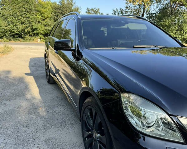 Черный Мерседес Е-Класс, объемом двигателя 2.2 л и пробегом 308 тыс. км за 13500 $, фото 2 на Automoto.ua