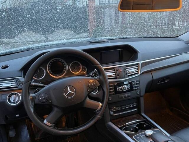 Черный Мерседес Е-Класс, объемом двигателя 2.1 л и пробегом 450 тыс. км за 10500 $, фото 3 на Automoto.ua