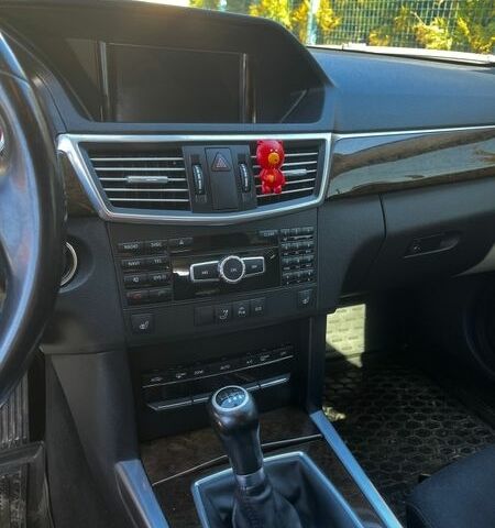 Чорний Мерседес Е-Клас, об'ємом двигуна 2.1 л та пробігом 265 тис. км за 9000 $, фото 12 на Automoto.ua