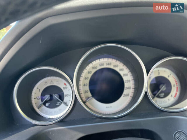 Черный Мерседес Е-Класс, объемом двигателя 2.2 л и пробегом 317 тыс. км за 15400 $, фото 25 на Automoto.ua