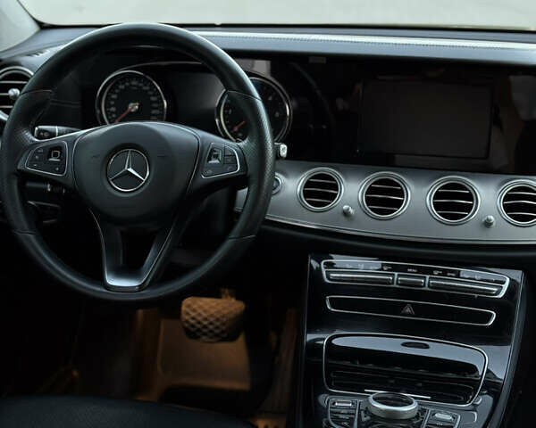 Черный Мерседес Е-Класс, объемом двигателя 1.95 л и пробегом 470 тыс. км за 17000 $, фото 19 на Automoto.ua