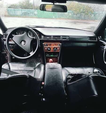 Фиолетовый Мерседес Е-Класс, объемом двигателя 2.2 л и пробегом 500 тыс. км за 2000 $, фото 6 на Automoto.ua