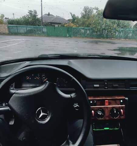 Фиолетовый Мерседес Е-Класс, объемом двигателя 2.2 л и пробегом 500 тыс. км за 2000 $, фото 4 на Automoto.ua