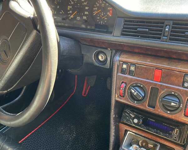 Фиолетовый Мерседес Е-Класс, объемом двигателя 2.3 л и пробегом 400 тыс. км за 2500 $, фото 6 на Automoto.ua