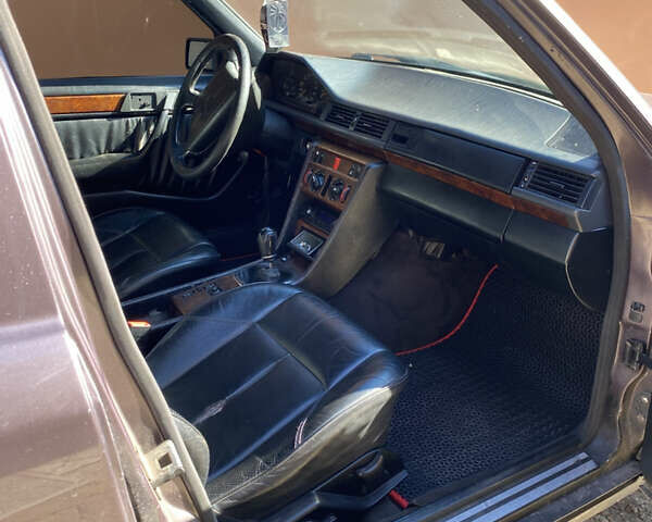 Фиолетовый Мерседес Е-Класс, объемом двигателя 2.3 л и пробегом 400 тыс. км за 2500 $, фото 4 на Automoto.ua