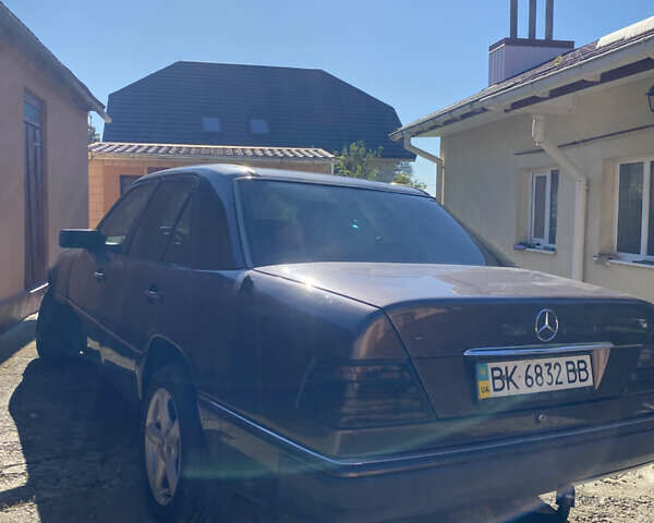 Фиолетовый Мерседес Е-Класс, объемом двигателя 2.3 л и пробегом 400 тыс. км за 2500 $, фото 3 на Automoto.ua