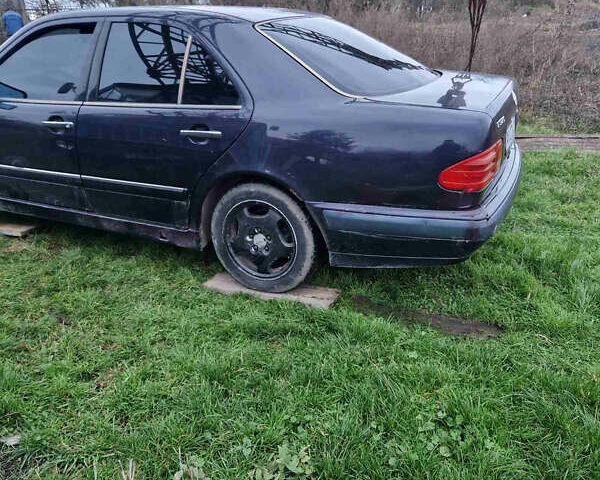 Фиолетовый Мерседес Е-Класс, объемом двигателя 3.2 л и пробегом 345 тыс. км за 1200 $, фото 1 на Automoto.ua