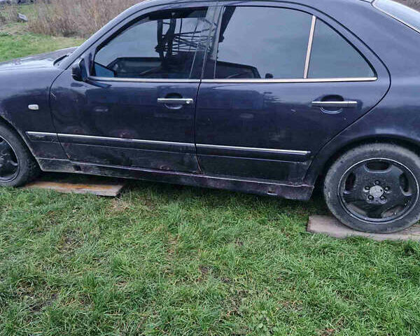 Фиолетовый Мерседес Е-Класс, объемом двигателя 3.2 л и пробегом 345 тыс. км за 1200 $, фото 2 на Automoto.ua