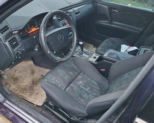 Фиолетовый Мерседес Е-Класс, объемом двигателя 3.2 л и пробегом 345 тыс. км за 1200 $, фото 3 на Automoto.ua