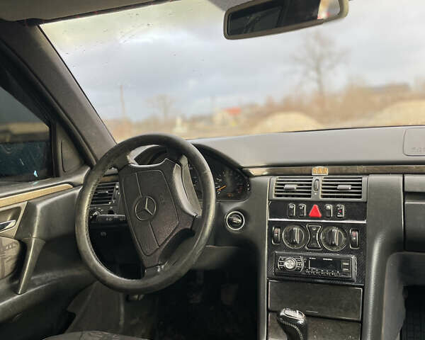 Фиолетовый Мерседес Е-Класс, объемом двигателя 2 л и пробегом 303 тыс. км за 2500 $, фото 10 на Automoto.ua