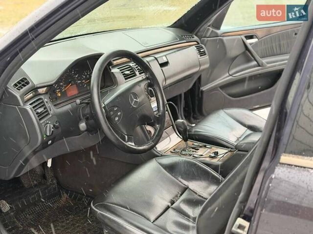 Фиолетовый Мерседес Е-Класс, объемом двигателя 2.8 л и пробегом 395 тыс. км за 2950 $, фото 6 на Automoto.ua