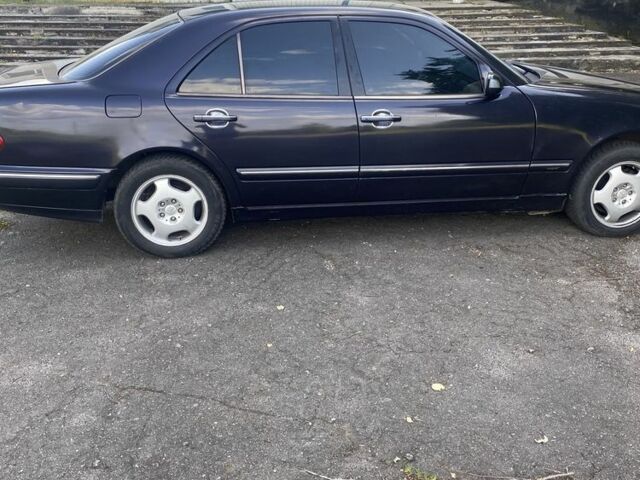 Фиолетовый Мерседес Е-Класс, объемом двигателя 2.1 л и пробегом 387 тыс. км за 3700 $, фото 3 на Automoto.ua