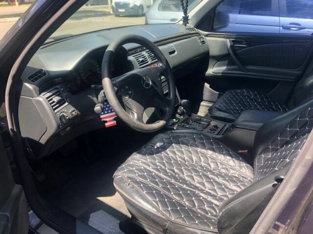 Фиолетовый Мерседес Е-Класс, объемом двигателя 2.6 л и пробегом 400 тыс. км за 3600 $, фото 2 на Automoto.ua