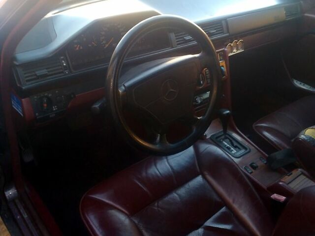 Фиолетовый Мерседес Е-Класс, объемом двигателя 2.8 л и пробегом 435 тыс. км за 3100 $, фото 2 на Automoto.ua