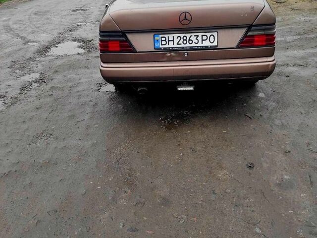 Коричневый Мерседес Е-Класс, объемом двигателя 2.3 л и пробегом 550 тыс. км за 1350 $, фото 2 на Automoto.ua