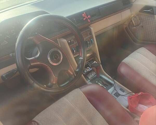 Коричневый Мерседес Е-Класс, объемом двигателя 2.3 л и пробегом 310 тыс. км за 1850 $, фото 4 на Automoto.ua