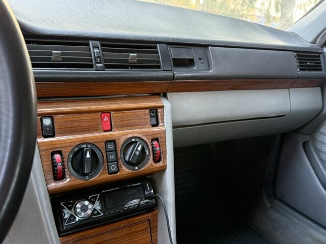 Коричневый Мерседес Е-Класс, объемом двигателя 2.6 л и пробегом 260 тыс. км за 2000 $, фото 16 на Automoto.ua