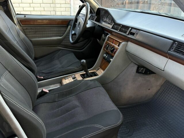 Коричневый Мерседес Е-Класс, объемом двигателя 2.6 л и пробегом 260 тыс. км за 2000 $, фото 18 на Automoto.ua