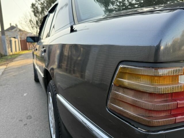 Коричневый Мерседес Е-Класс, объемом двигателя 2.6 л и пробегом 260 тыс. км за 2000 $, фото 8 на Automoto.ua