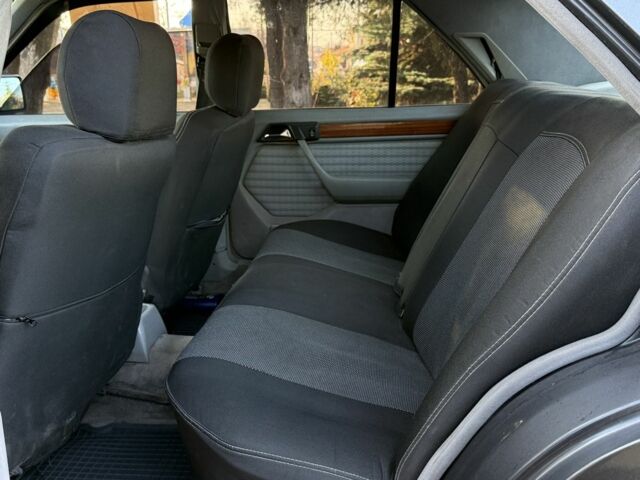 Коричневый Мерседес Е-Класс, объемом двигателя 2.6 л и пробегом 260 тыс. км за 2000 $, фото 12 на Automoto.ua