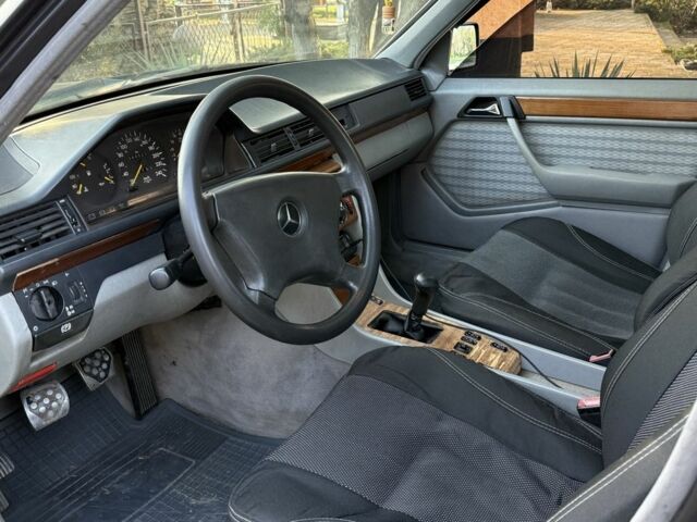 Коричневый Мерседес Е-Класс, объемом двигателя 2.6 л и пробегом 260 тыс. км за 2000 $, фото 14 на Automoto.ua