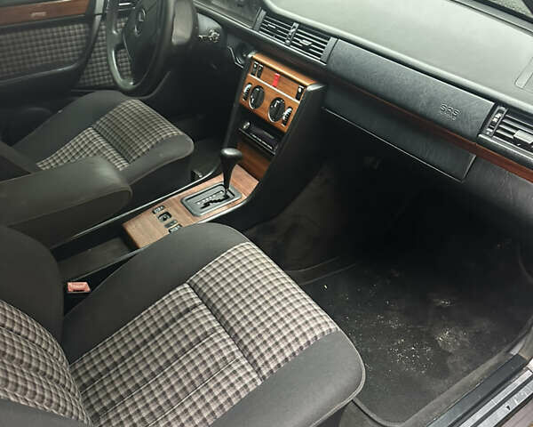 Коричневый Мерседес Е-Класс, объемом двигателя 3 л и пробегом 412 тыс. км за 2300 $, фото 8 на Automoto.ua