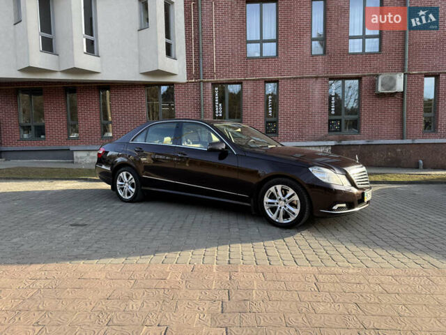 Мерседес Е-Класс 2010 в Львове на Automoto.ua Коричневый Мерседес Е-Класс, объемом двигателя 3.5 л и пробегом 130 тыс. км за 17500 $, фото 2 на Automoto.ua