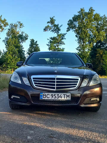 Коричневый Мерседес Е-Класс, объемом двигателя 2.99 л и пробегом 238 тыс. км за 15300 $, фото 4 на Automoto.ua