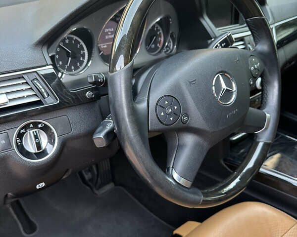 Коричневый Мерседес Е-Класс, объемом двигателя 3 л и пробегом 252 тыс. км за 15000 $, фото 4 на Automoto.ua